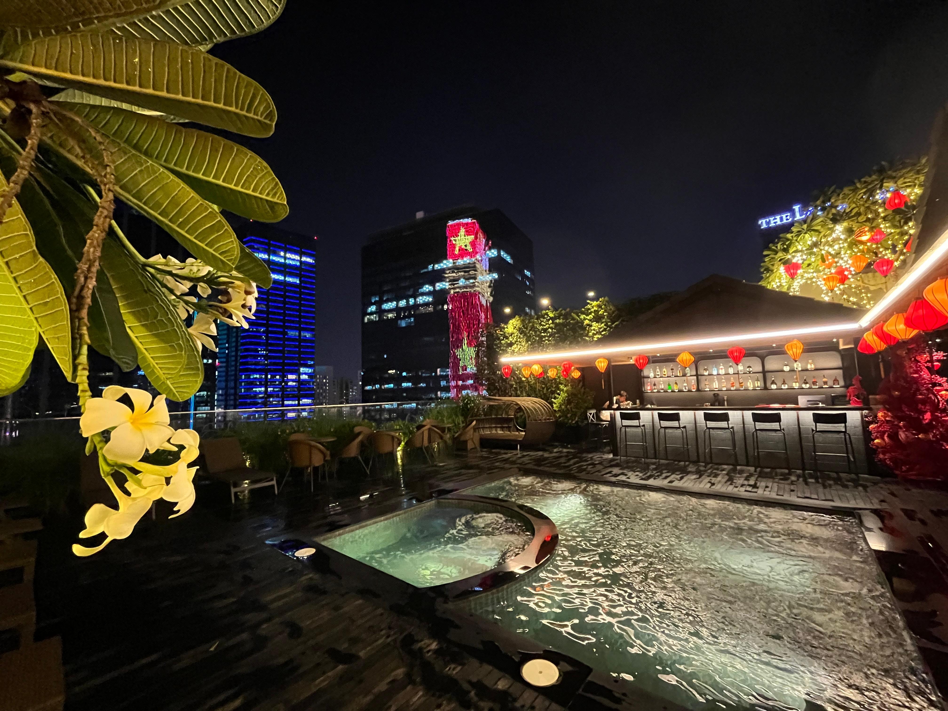 屋上ジャグジー。隣のビルに反射した夜景が綺麗だった。