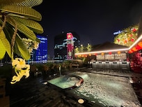 屋上ジャグジー。隣のビルに反射した夜景が綺麗だった。