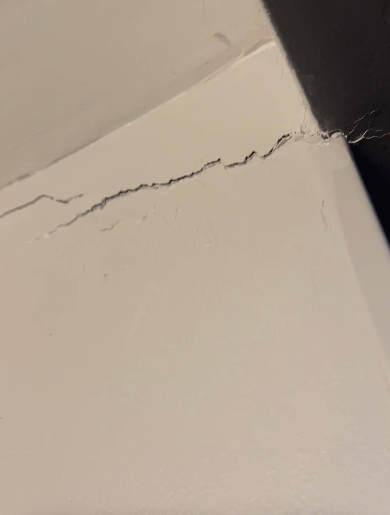 Horizontal crack in the wall
