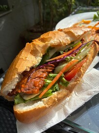 朝食はビーフを頼んで自分でサラダと合わせてバインミーに