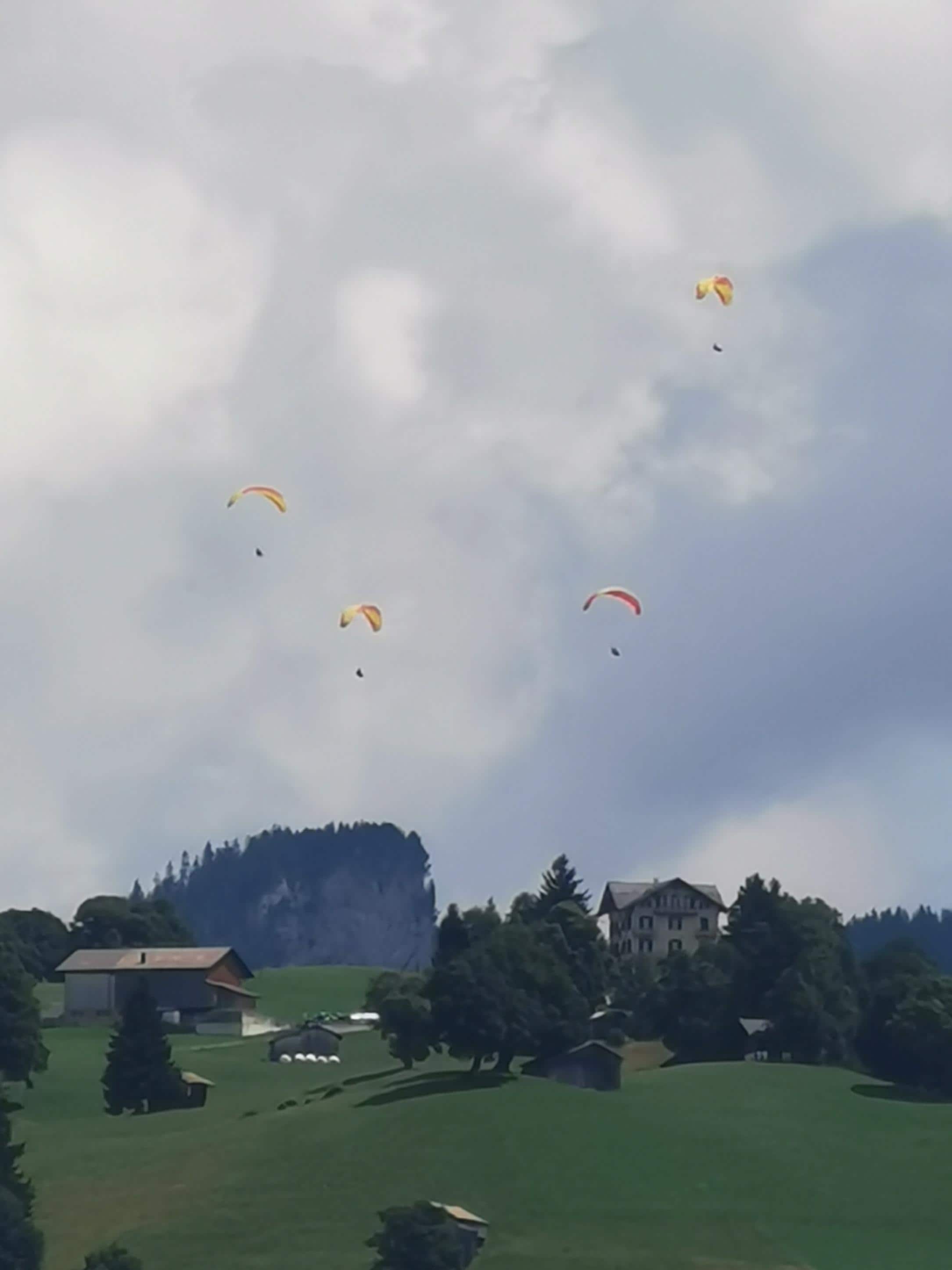 Blick auf Gleitschirmflieger von Habkern Richtung Interlaken