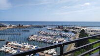 Blick vom Balkon auf den Hafen