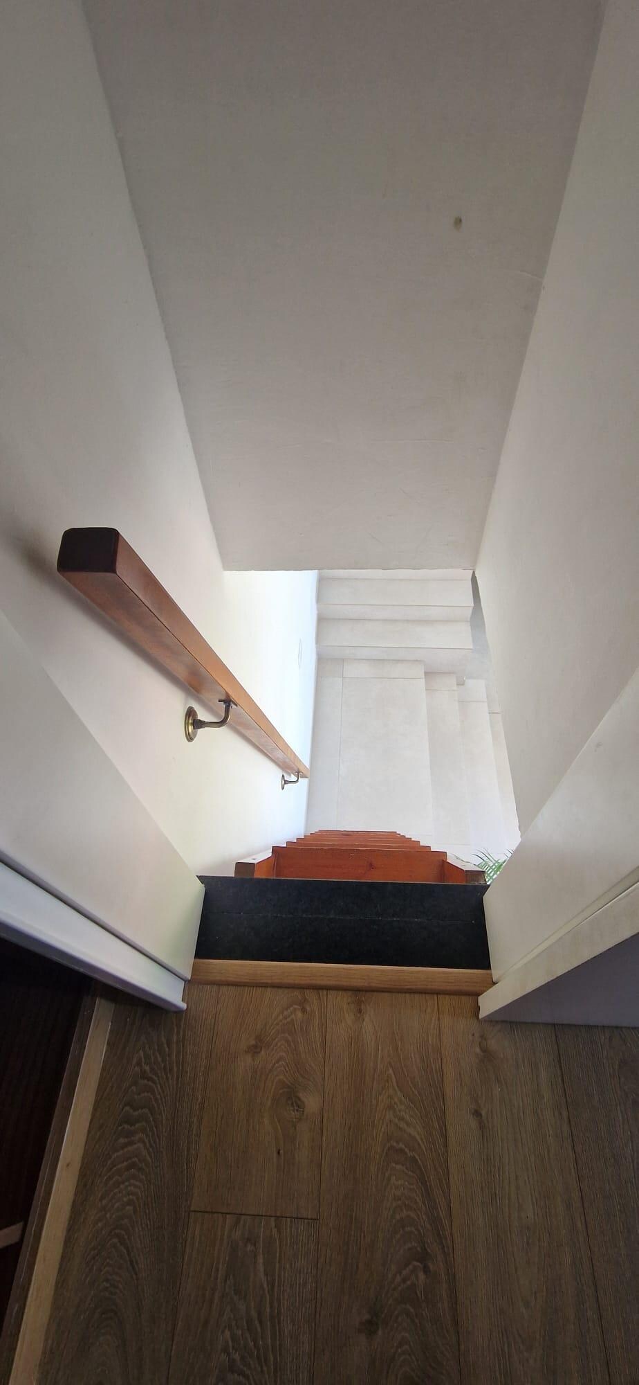 Escalera de acceso a la habitación de la buhardilla