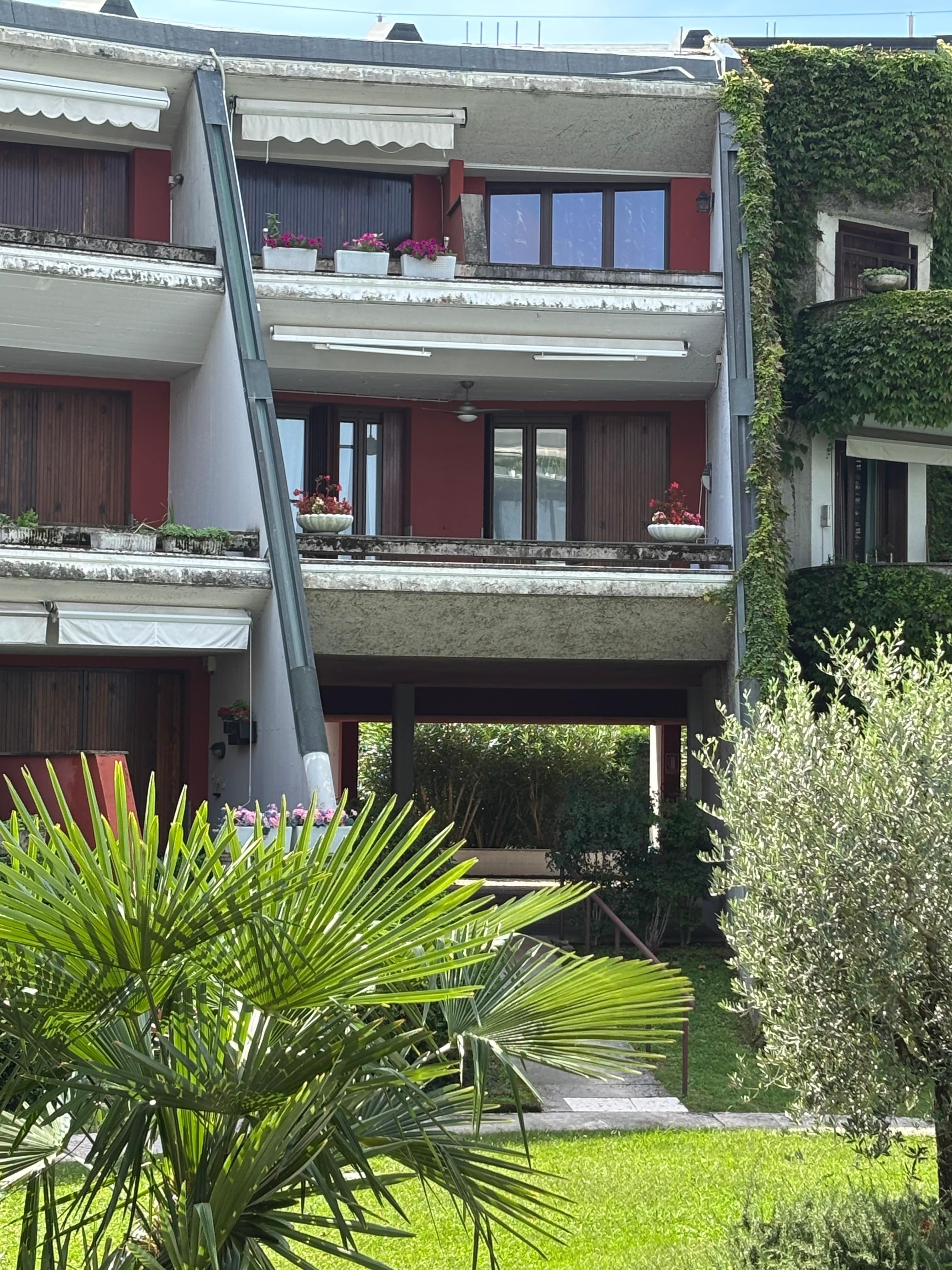 Wohnung in der Mitte mit den zwei Blumentöpfen rechts und links