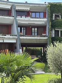 Wohnung in der Mitte mit den zwei Blumentöpfen rechts und links