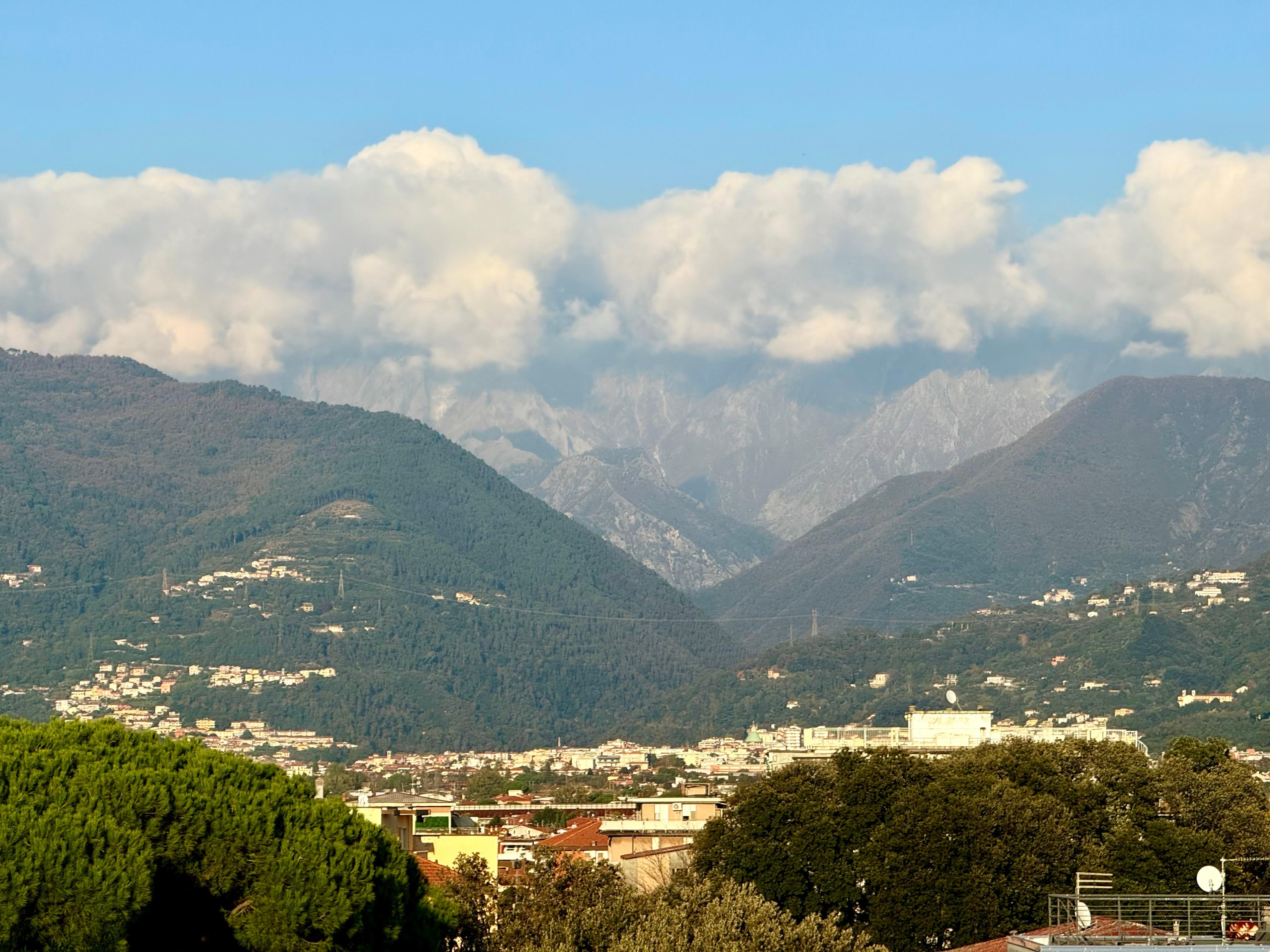 Room view to mountains 