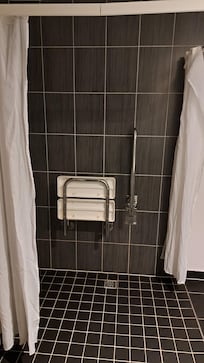 Badezimmer
Wasser war eher lauwarm..als warm...