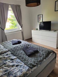 Schlafzimmer mit Schubladenschrank auf der linken Seite