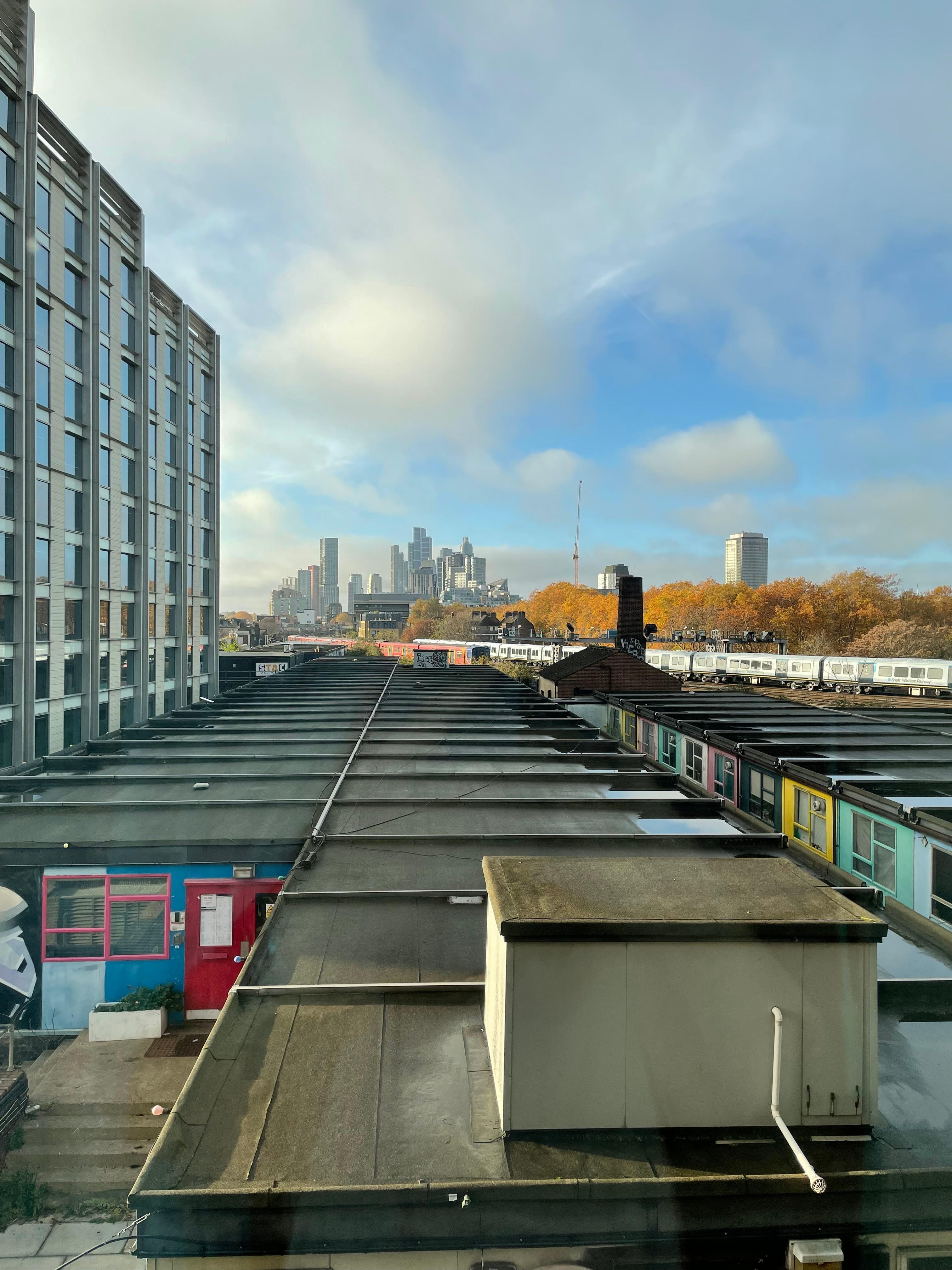 Vue dégagée depuis la chambre, voie ferrée derrière mais aucun bruit depuis la chambre 