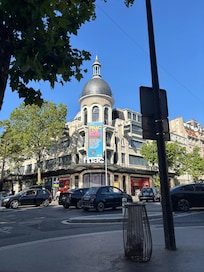 Beautiful Ave du Ternes.