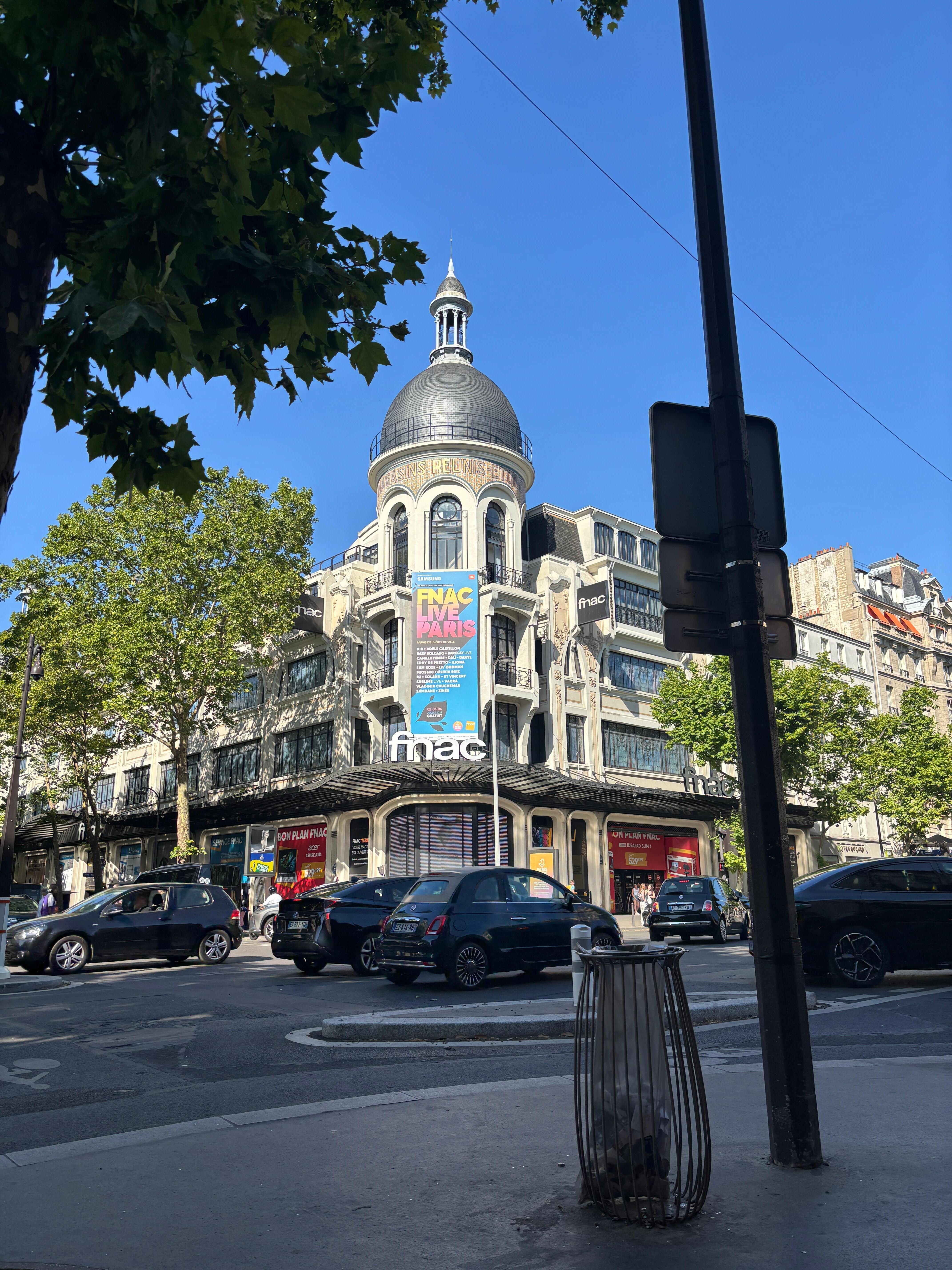 Beautiful Ave du Ternes.