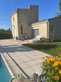 Heel huis met zowel voor als achter een terras