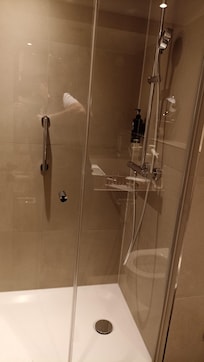Douche un peu petite pour un standard allemand mais fonctionnelle