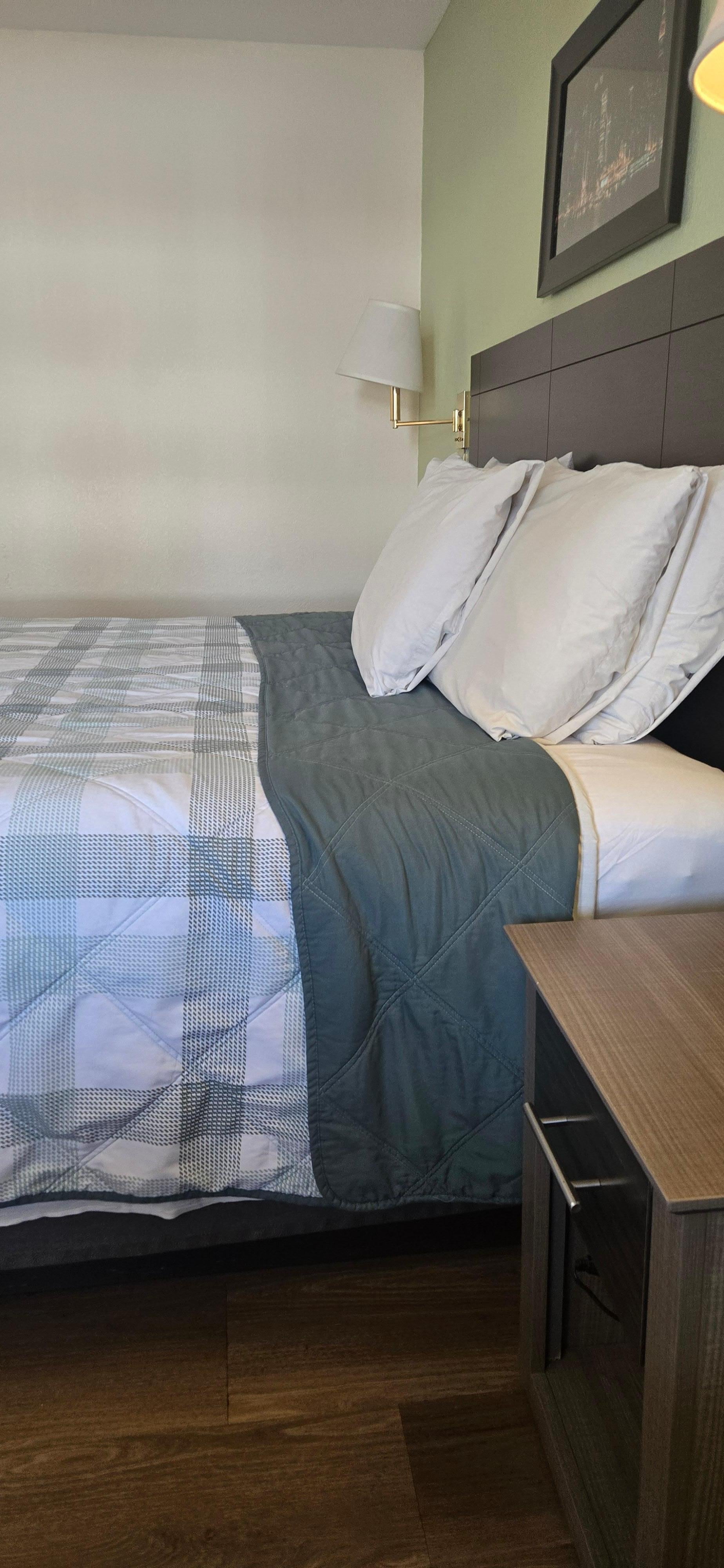 5 pillows, nice, clean rooms