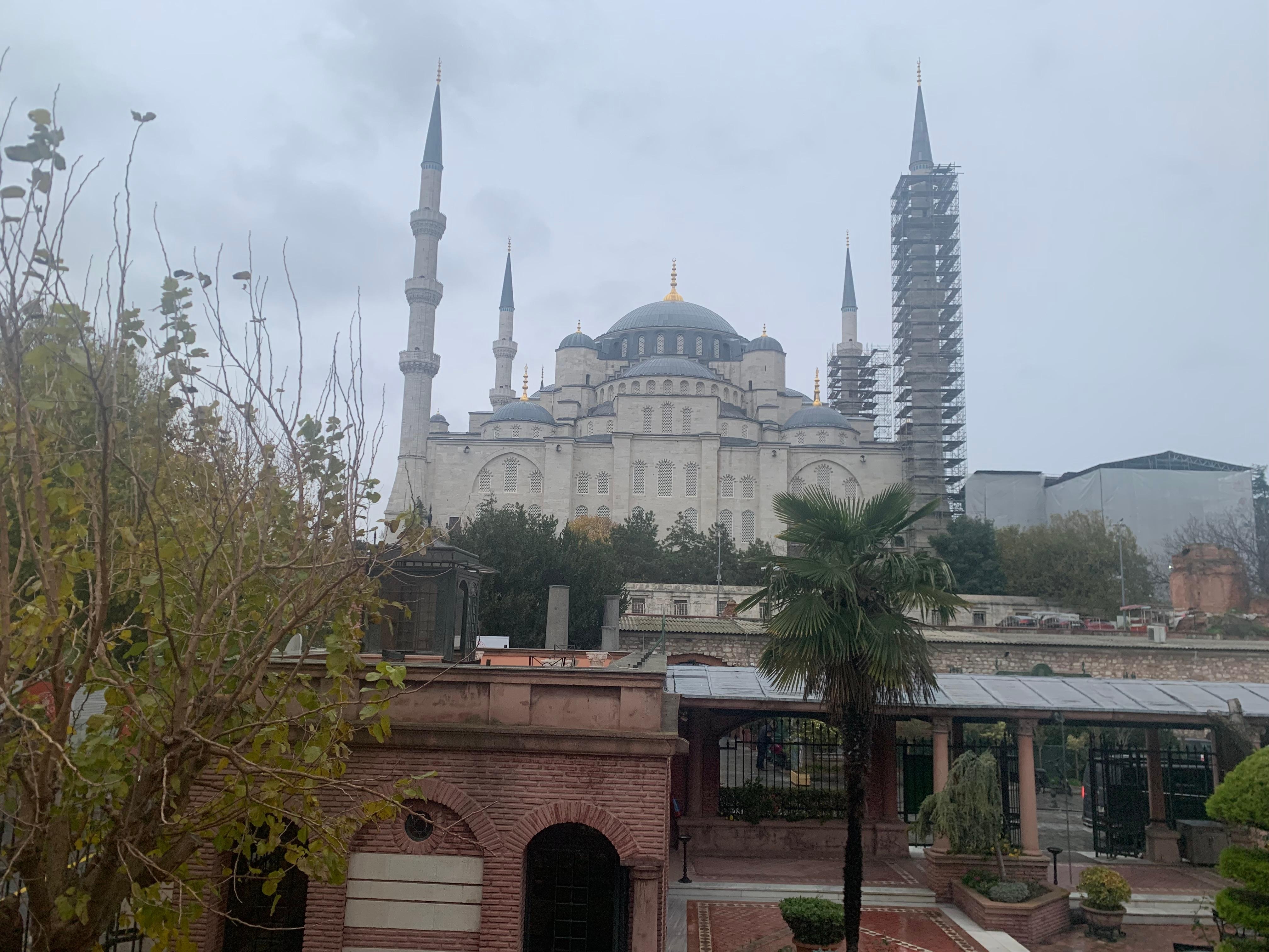 部屋からのモスクの景色
手前はホテル中庭。毎朝おじ  さんが丁寧にお掃除されました。出るとすぐ大型バスも通る一方通行の道路。その割に夜は静かです。