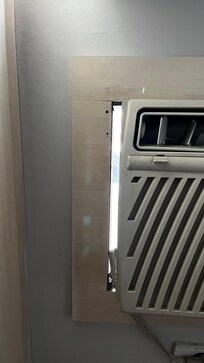 Um buraco enorme na parede do ar, da pra ver os mendigos do lado de fora