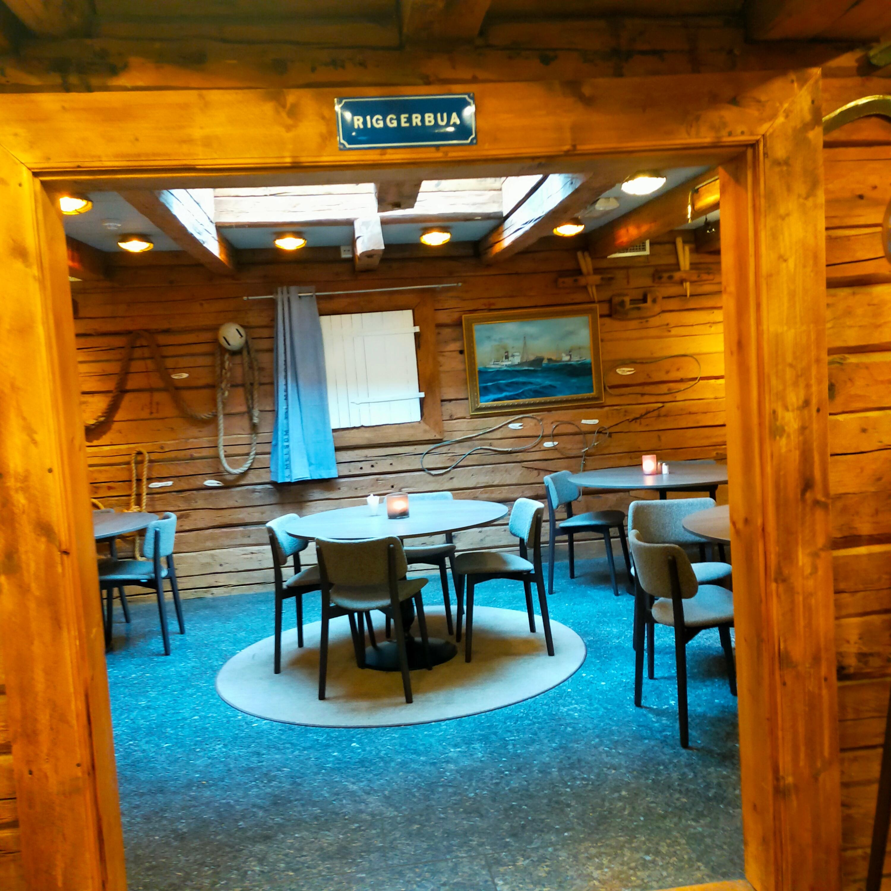 Una delle salette laterali adibite alla colazione o alla cena