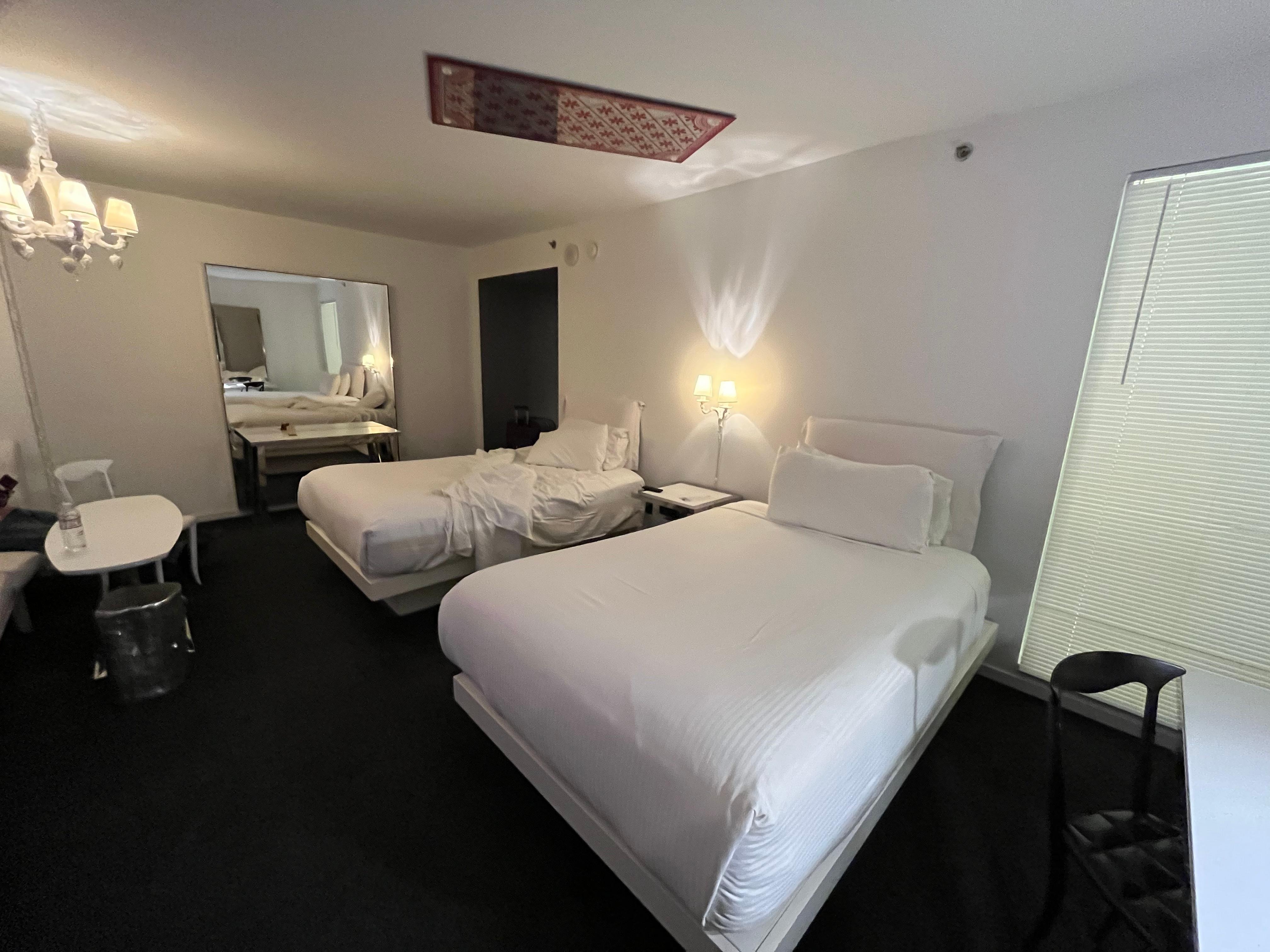 . The hotel had removed all the fabric, leaving the entire room completely white like a motel. The original high-quality design feel was completely gone, which was quite disappointing! I