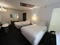 . The hotel had removed all the fabric, leaving the entire room completely white like a motel. The original high-quality design feel was completely gone, which was quite disappointing! I