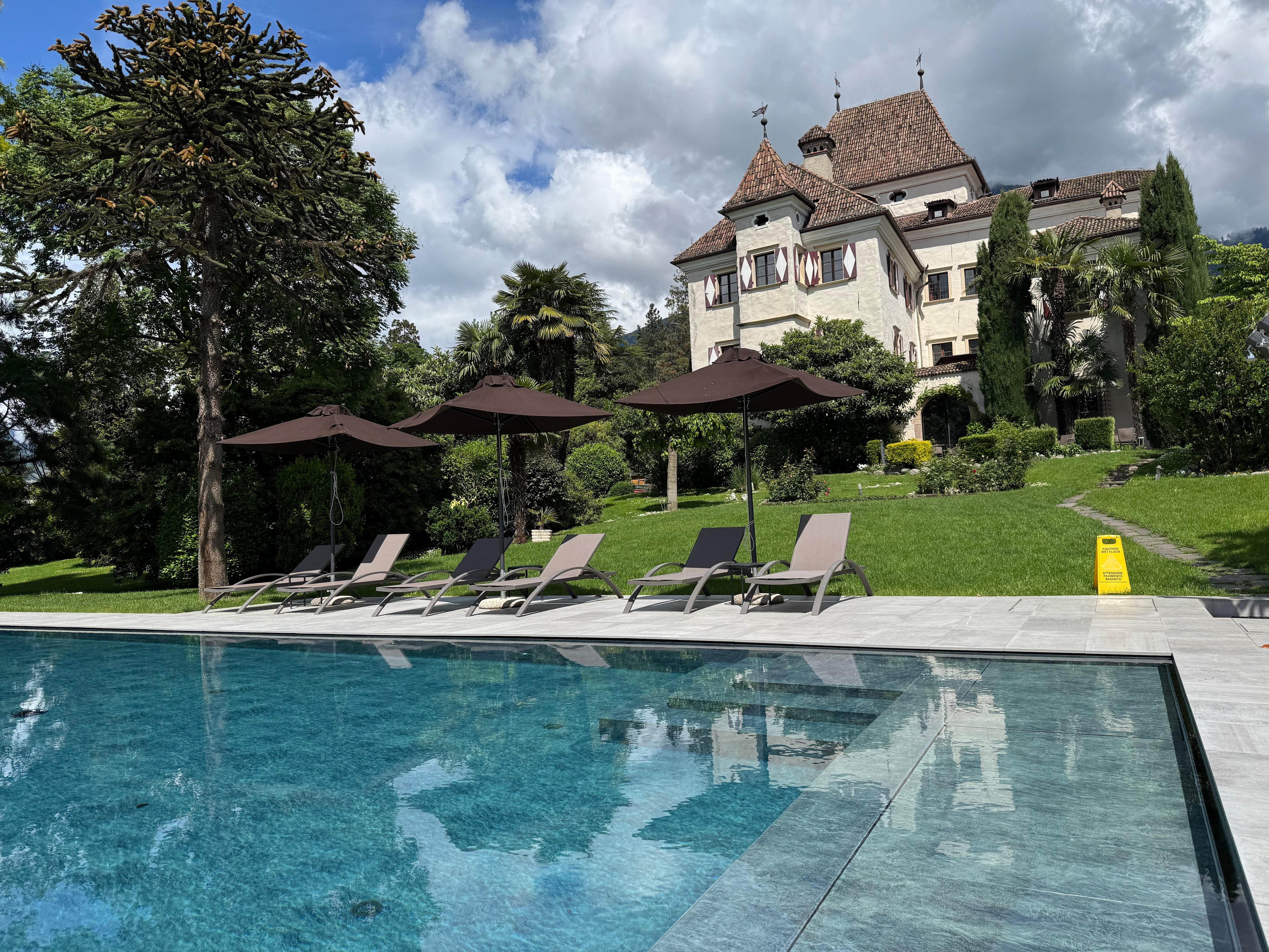Vom Schlosspark mit Aussenpool das Schloss aus dem 12. Jahrhundert