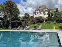 Vom Schlosspark mit Aussenpool das Schloss aus dem 12. Jahrhundert