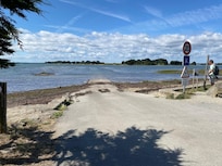Route inondée à marée haute vers l'île Tascon