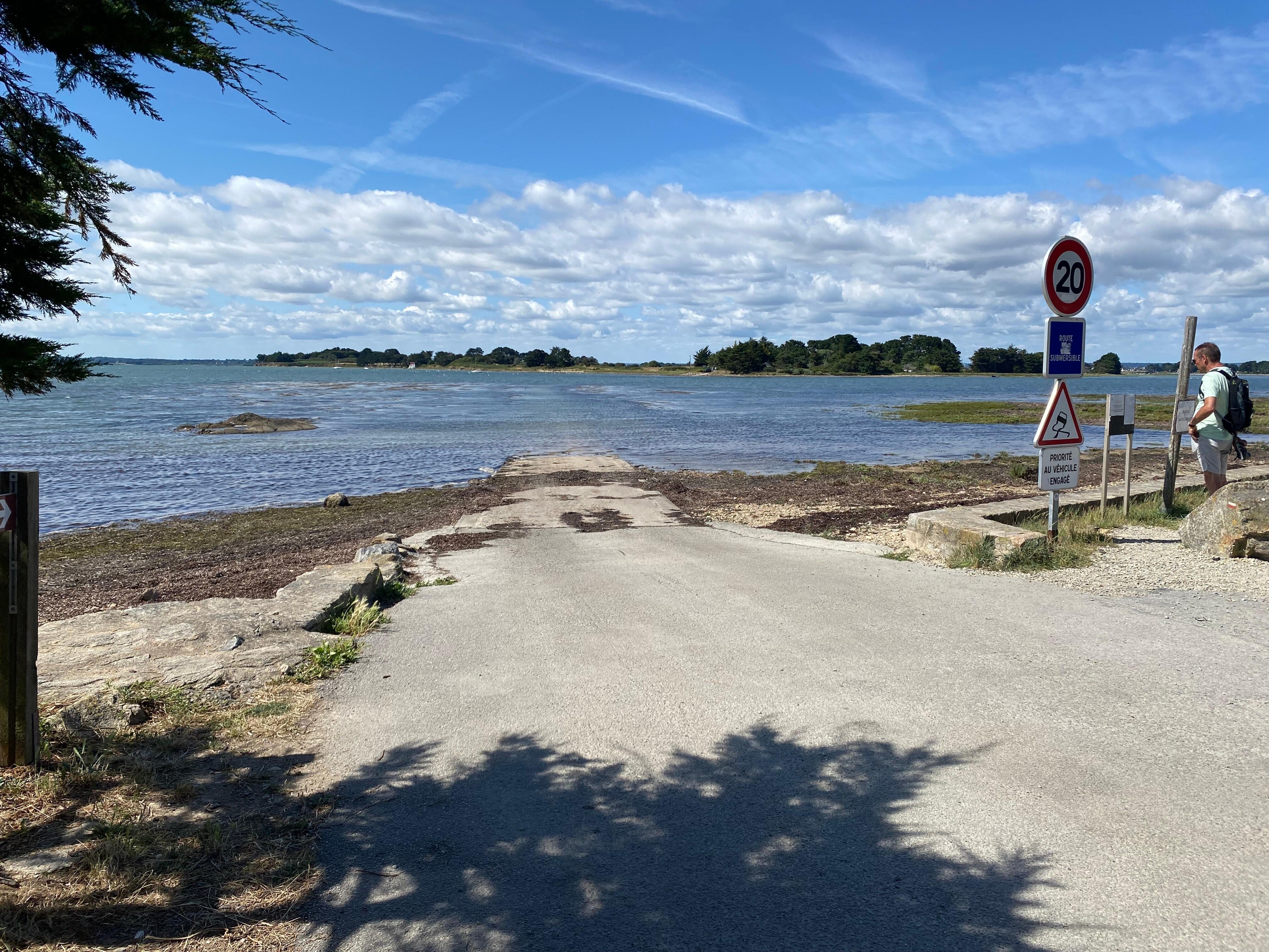 Route inondée à marée haute vers l'île Tascon