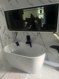 Master bedroom had a big fish tank separating the bath tub n shower. Was really cool. Photo doesn’t do it justice.