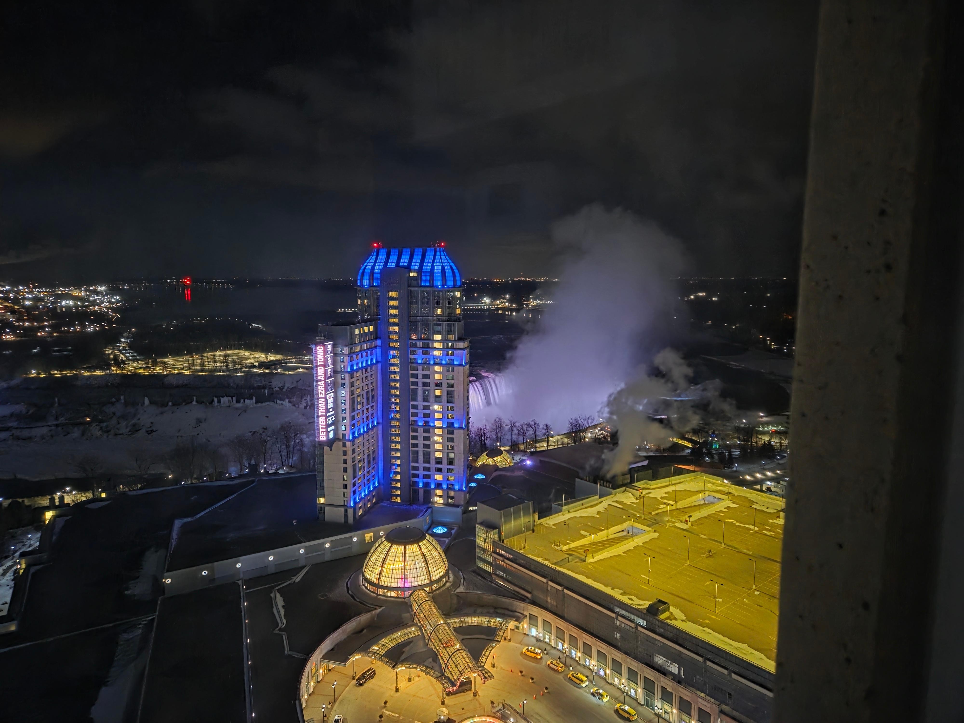 Gorgeous night view of the Horseshoe falls.