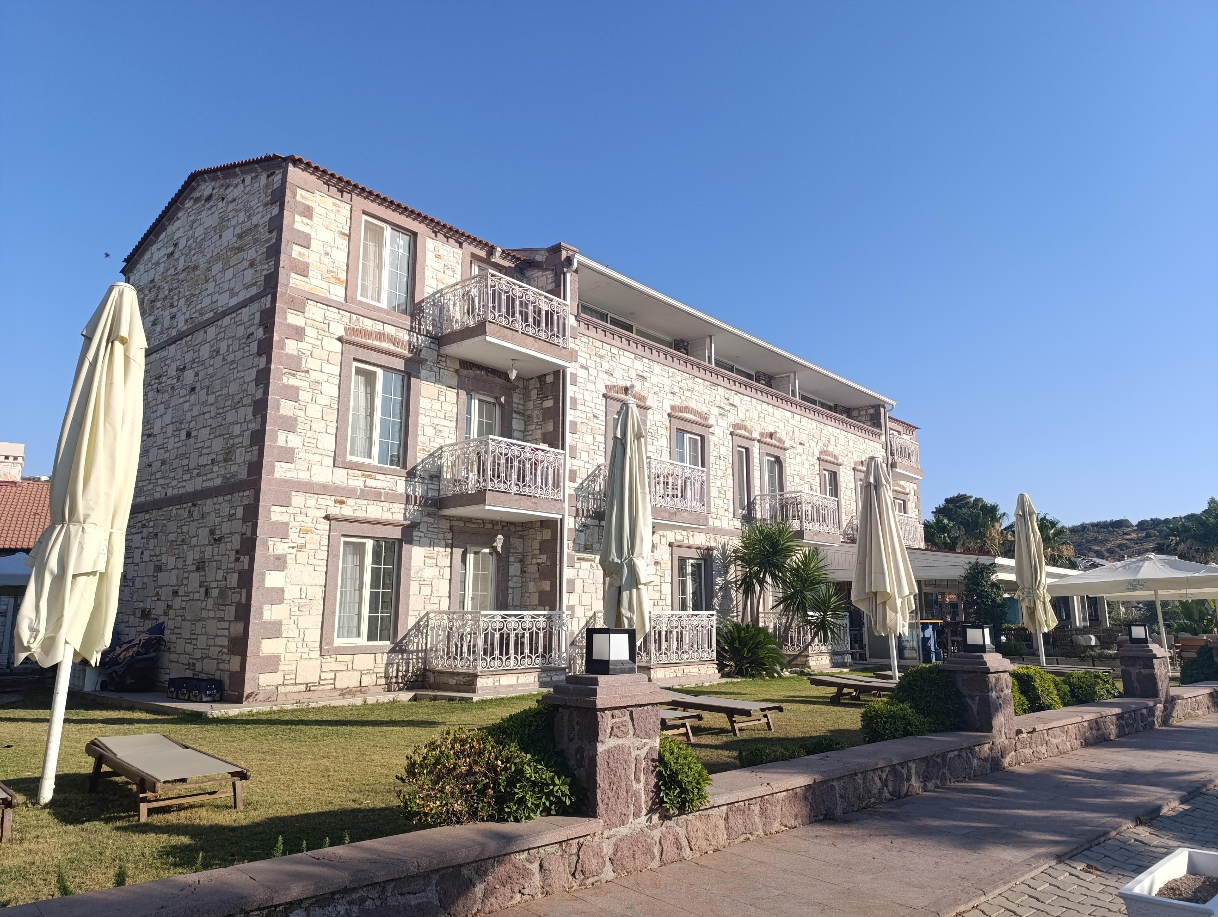 Otel dış görünüm 