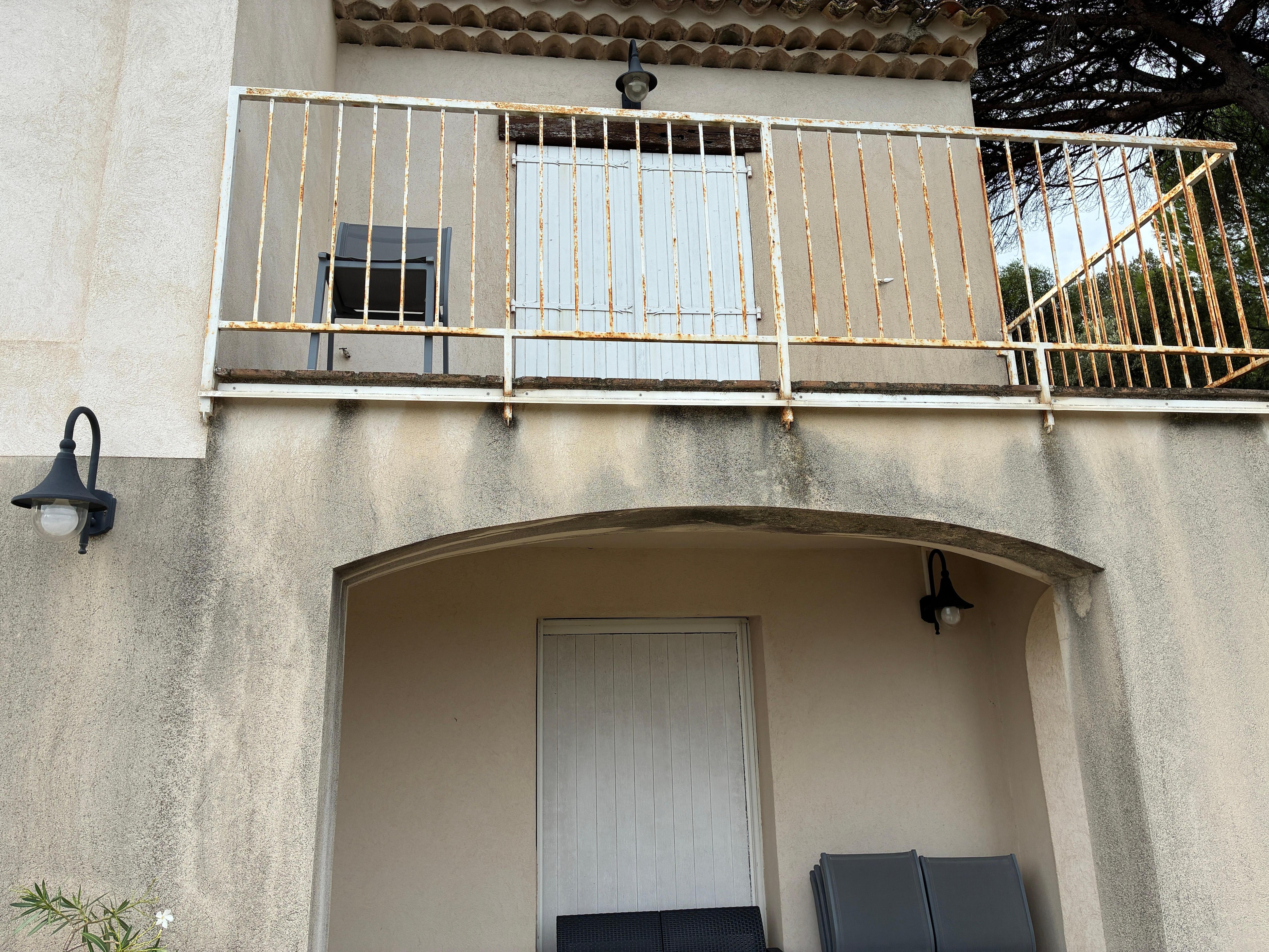 The exterior photos don’t bare any resemblance to the advertised property