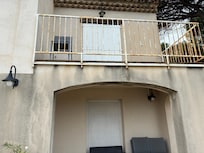 The exterior photos don’t bare any resemblance to the advertised property