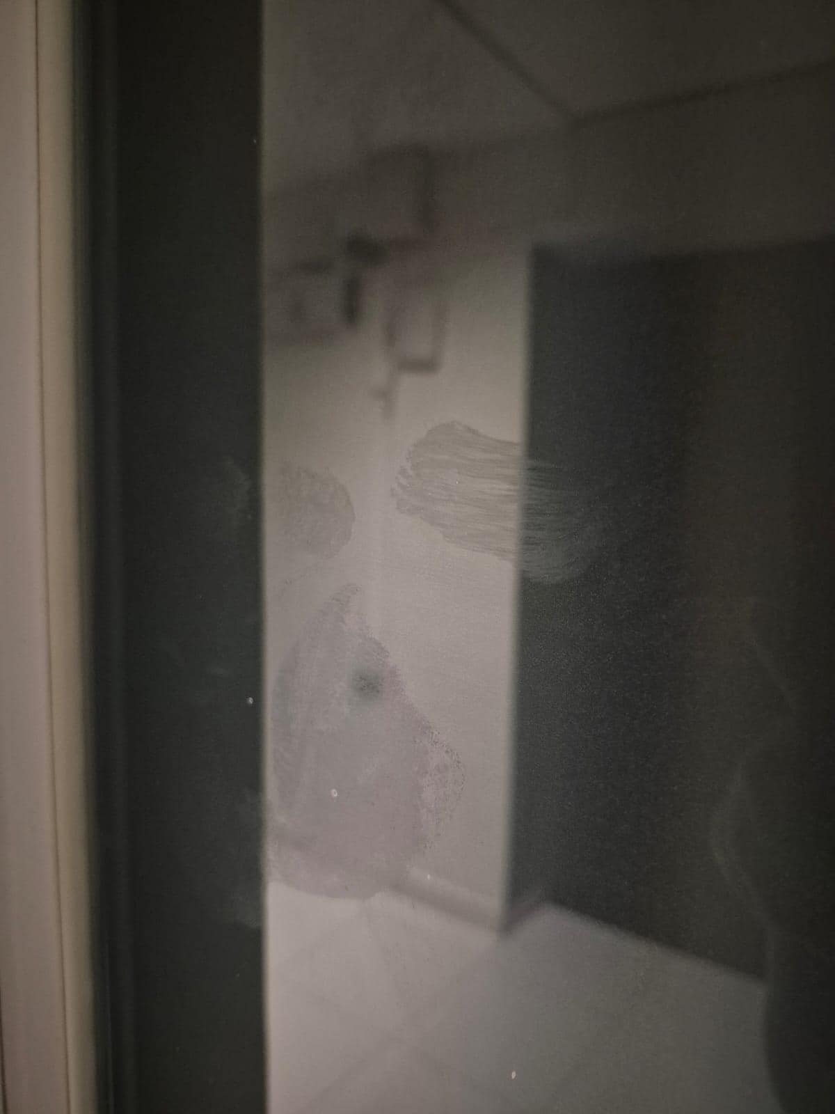 Habitaciones inseguras. Nos golpearon la ventana y la puerta en la media noche. Intentaron entrar por la fuerza.