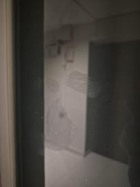 Habitaciones inseguras. Nos golpearon la ventana y la puerta en la media noche. Intentaron entrar por la fuerza.