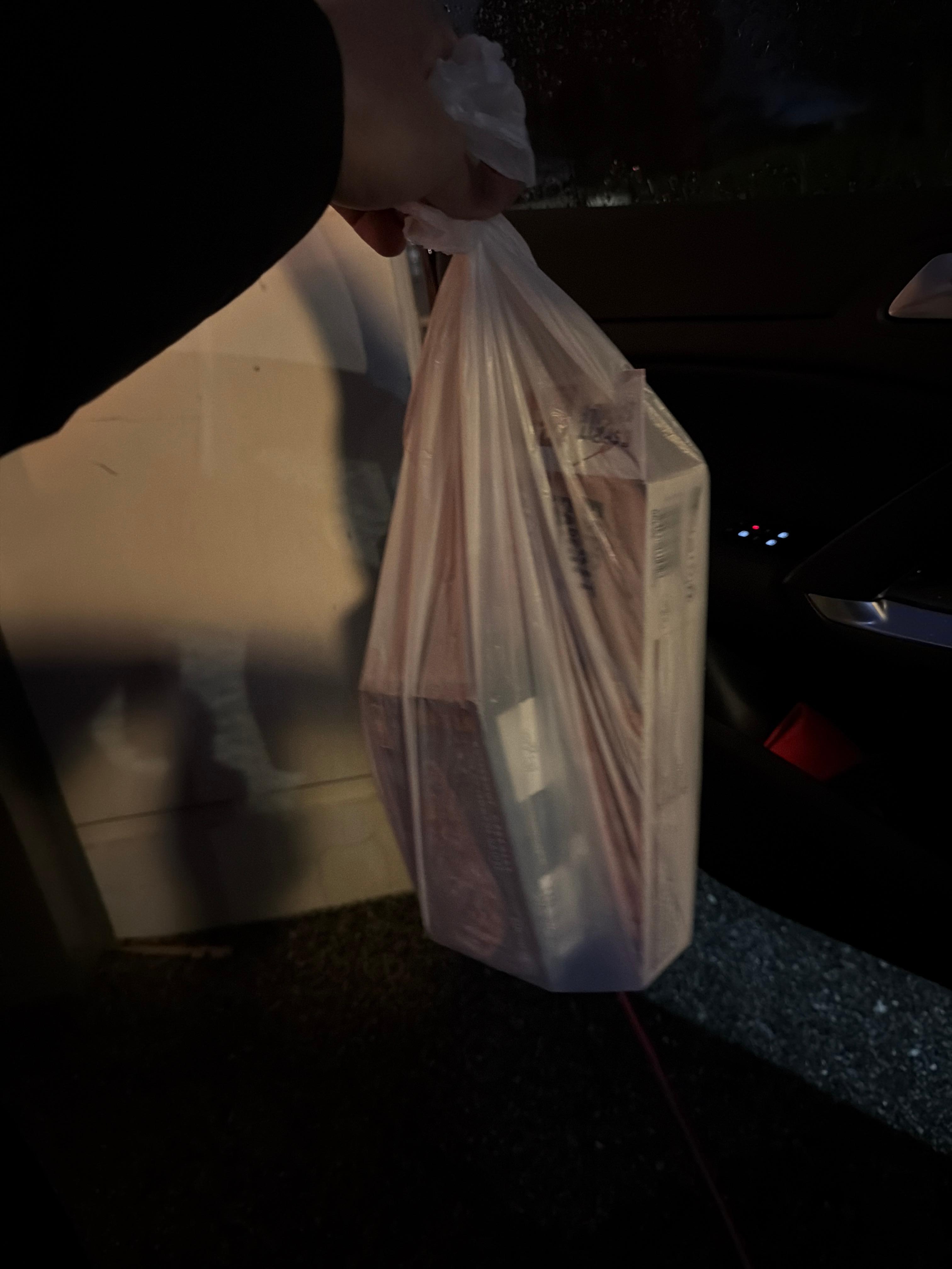 Sac poubelle emporter dans mon véhicule !  Le local poubelle est situé à l'extérieur de l'établissement ! 