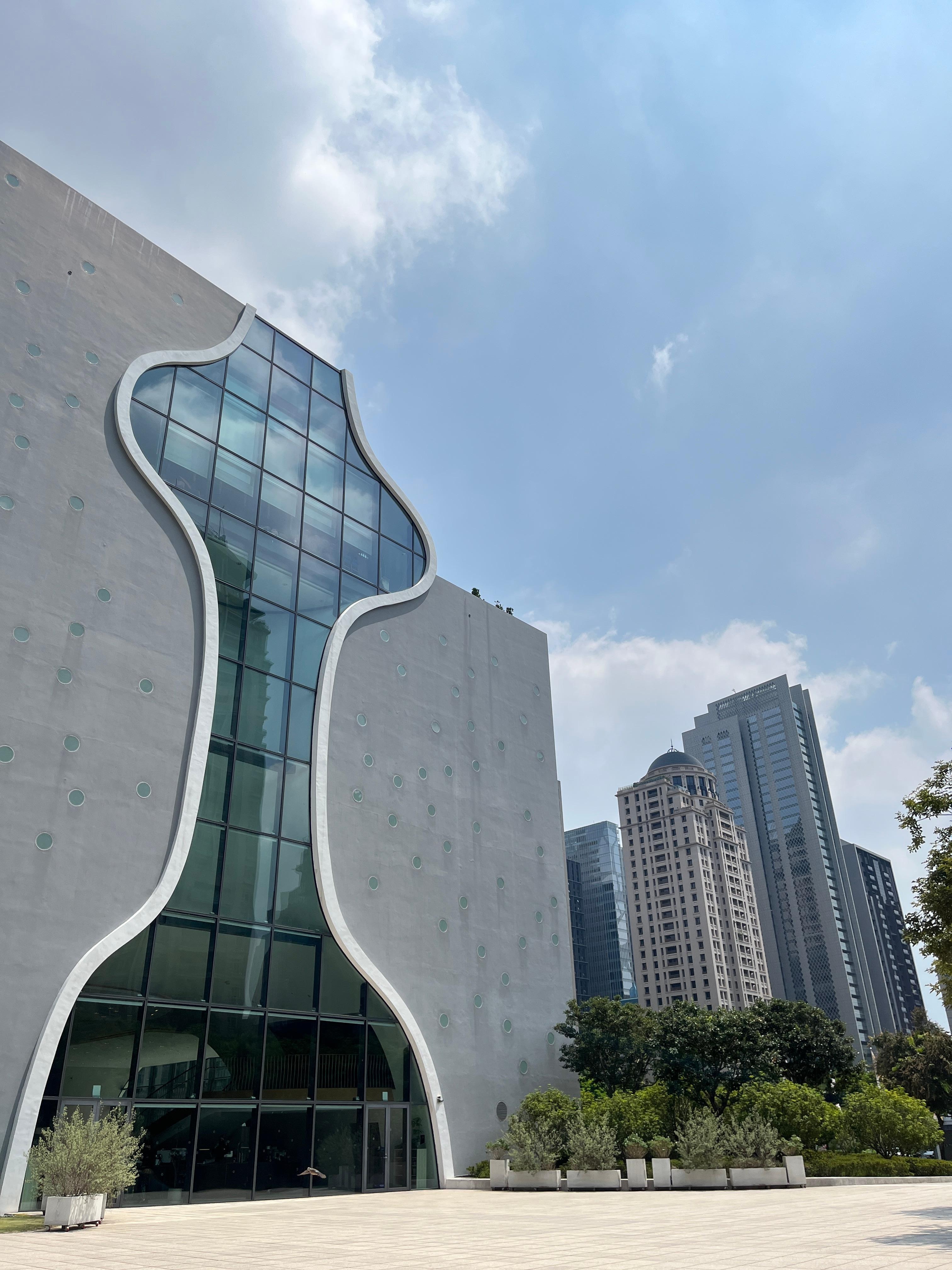 附近歌劇院 走路3分鐘