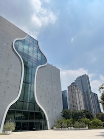 附近歌劇院 走路3分鐘