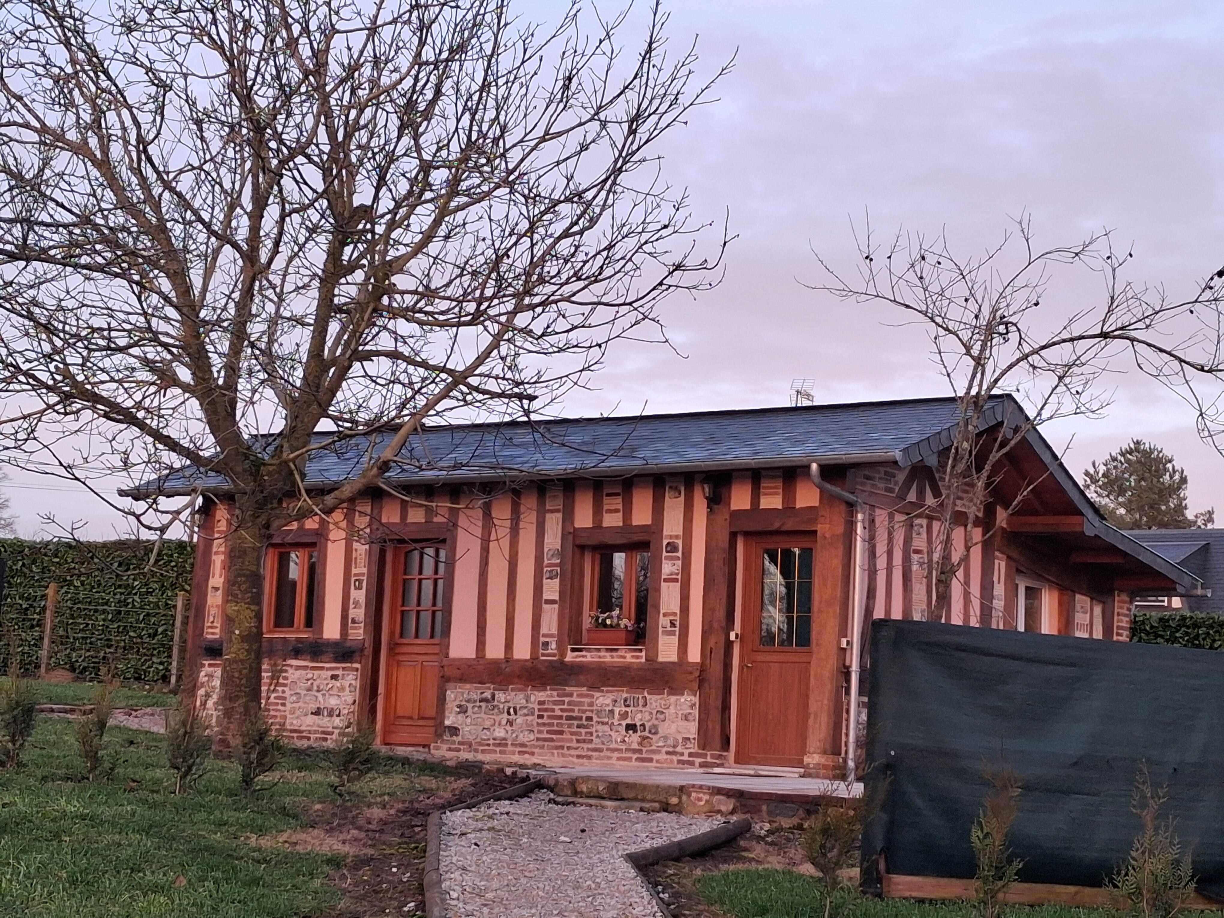 Le gîte Aimée sous le soleil couchant ! 