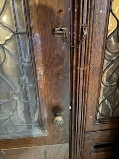 DANGEROUS - NO LOCK ON INSIDE OF FRONT DOOR- didn't feel safe staying in house