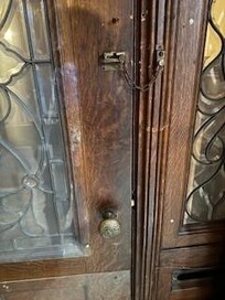 DANGEROUS - NO LOCK ON INSIDE OF FRONT DOOR- didn't feel safe staying in house
