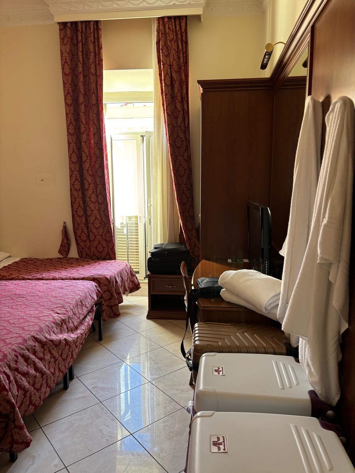 Pour accéder aux lits il faut se mettre en file indienne ! Honte à Expedia !!!