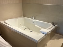 Jet tub looks cool!