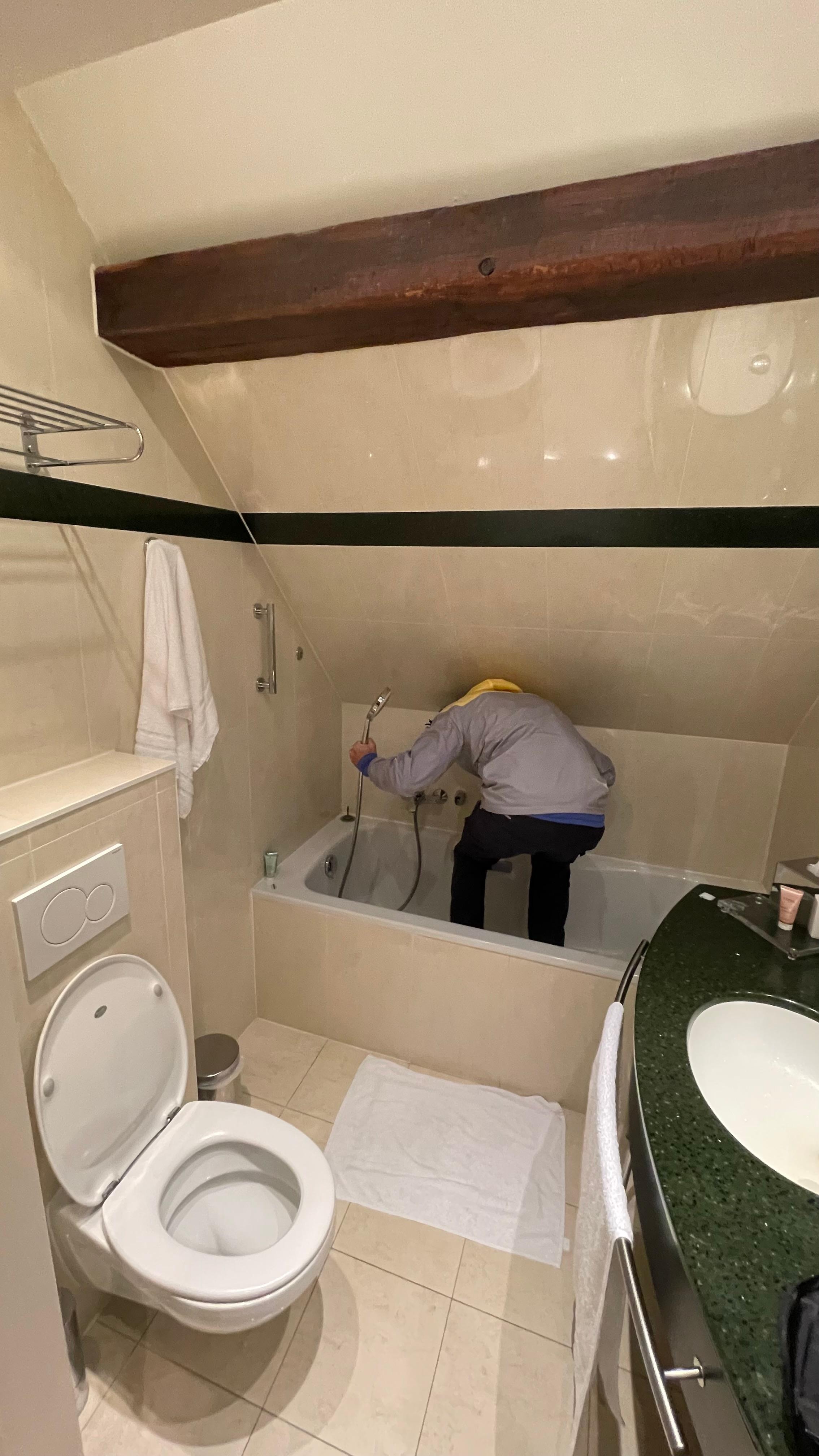 Você tem que tomar banho ajoelhado e segurando a ducha 