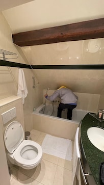 Você tem que tomar banho ajoelhado e segurando a ducha