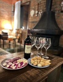 Noite maravilhosa na pousada, regada a vinho e muita cantoria .