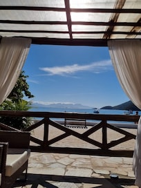 Vista para o mar ….nao aparece nos filtros mas possui ótima piscina e salão de jogos