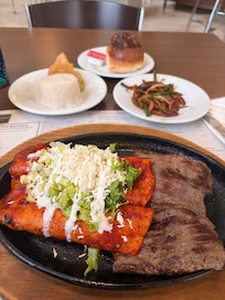 Creanme muy rica la comida y desayuno. Pedi una arrachera y vean la
Delicia.