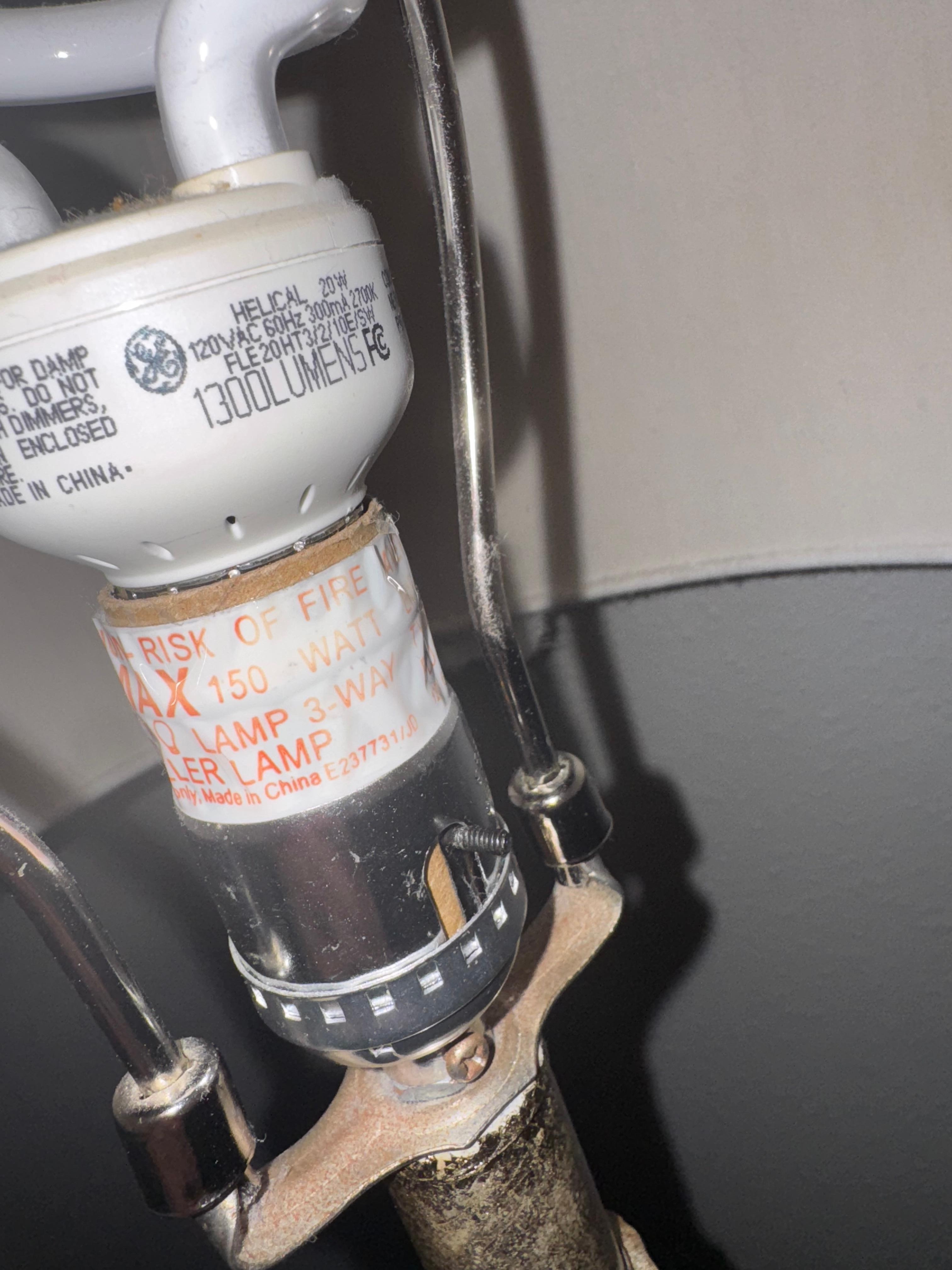 Broken lamp, knob missing 