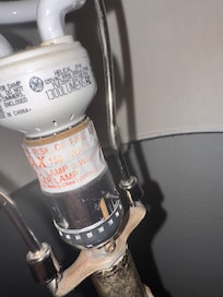 Broken lamp, knob missing