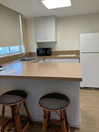 大きな冷蔵庫とキッチン、簡単な調理器具があります